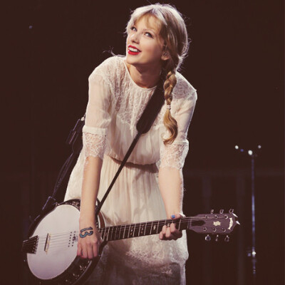 泰勒·斯威夫特（Taylor Swift），美国乡村音乐 著名创作女歌手、演员。