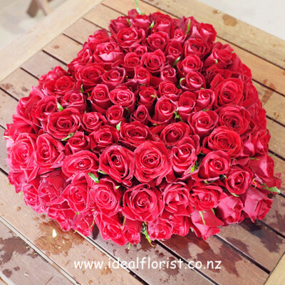 99 RED ROSES HEART