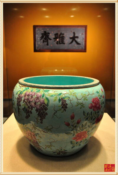  “大雅斋”款绿地粉彩花鸟图钵缸：高30厘米，口径34.4厘米，足径22.4厘米。缸平沿，敛口，近底处渐收，圈足，通体内外施绿釉。口沿平面上白地以青花绘回纹装饰，口沿下有红彩“大雅斋”楷书款及“天地一家春”椭圆…