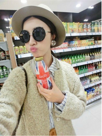 圆圆墨镜，大大帽子