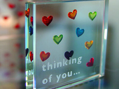 4、有次他出差，晚上给我打电话，一直说了一两个小时，琐琐碎碎，第一次觉得他好唠叨。回来后才告诉我，同住的人打电话知道家里天气不好，打雷打得厉害，他担心我会害怕，于是打电话陪我说话，转移我的注意力。问他…