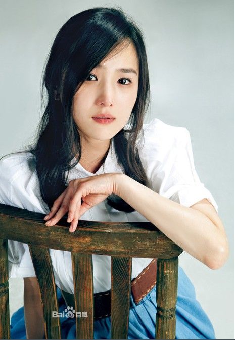 李姬珍，1980年2月21日，168CM/45KG，1997年7月3日，李姬珍成为Baby V.O.X的第一代成员，正式出道。排行第二，担任主唱，是从1997年就入队的第一批成员。在Baby V.O.X解散后，李熙珍的事业进入了一段空窗期。不过，在2006年，李姬珍最终以移动通信明星画报为揭幕战，正式踏上了演员之路。2010年李姬珍第一次主演的舞台剧《爱子》在韩国反响良好，让观众们深深记住了这个演绎动人的女演员