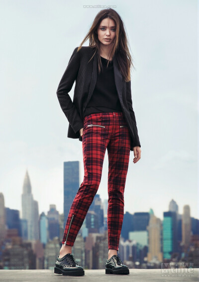 澳洲超模米兰达·可儿为某品牌女装拍摄的最新秋季代言画报曝光，这个红裤子帅爆了~~~~可儿好瘦啊%&gt;_&lt;%