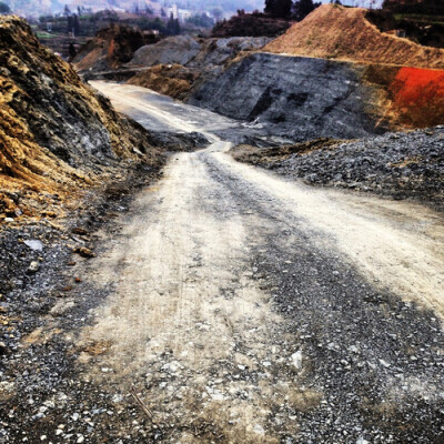 八月，把道路走成河流。