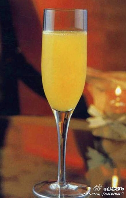 【闪耀星光Twinkle Wisper】加入了香槟酒的上品鸡尾酒~材料:白色朗姆酒15毫升、荔枝利口酒30毫升、新鲜橙汁30毫升、糖浆1tsp、香槟适量 制作:1、将香槟以外的材料和冰块摇和，注入杯中。2、注入香槟，盛满杯子。[爱你]