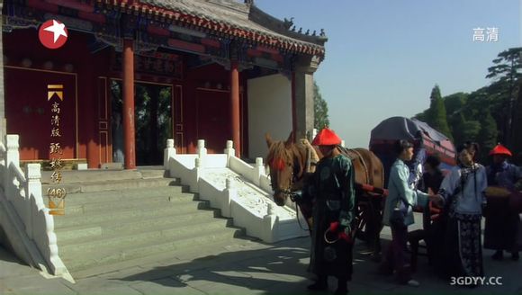 下一个，甄嬛与皇帝决裂。离宫前去甘露寺。甘露寺外，匾上书：敕造甘露寺。