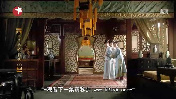 碎玉轩殿内。 先是正殿，好喜欢那葫芦形的门。可以看出这是三间房间，木雕隔扇将正间与西次间隔开，西次间作为寝室，西次间作为日常休息的暖阁。东西次间均设有木炕。