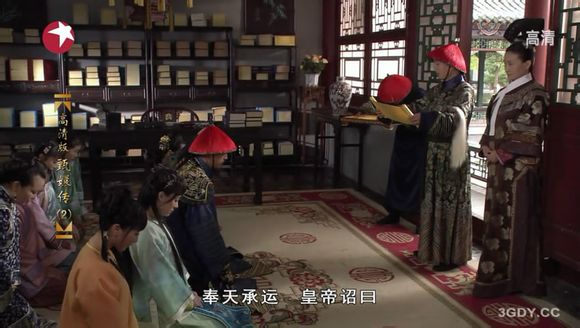 甄府上房，就是咱们的客厅。发现了吗，有很多书。甄远道为人敦厚，闲时就爱买些古籍赏玩。我记得是甄母入宫看望甄嬛是说甄远道爱买古籍，后来败也败在古籍上。被祺嫔的父亲给坑了