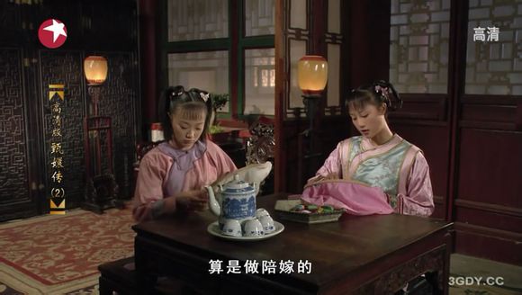 这里看不出是哪里，我猜应该是甄嬛闺房的西侧，两人抬了桌子在绣花闲聊入宫的事。如果是流朱和浣碧等丫鬟的住处，这也太华丽了点。