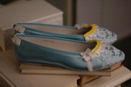 蓝色的鞋子+白色蕾丝，不错耶~