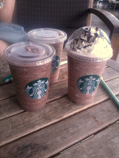 Starbucks. 算美食拔? :P Too love...........