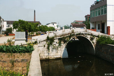 步龙桥，在宜兴市西渚镇元上巷里村。建于明万历元年（1573），相传有真龙天子从桥上经过，故名。