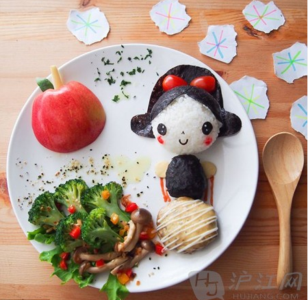 Fairytale magic: Mrs Lee also made Snow White, complete with poison apple. 童话魔法：李夫人也制作了白雪公主，还没忘记放上毒苹果。