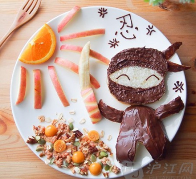 Food fight: A Nutella Ninja wields an apple sword at the orange and apple slice sun. 水果之战：桔子和苹制成的太阳下，巧克力做的水果忍者挥舞着一把苹果剑。