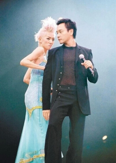 跟梅姑在一起的哥哥是最放松的吧！天堂安好！！