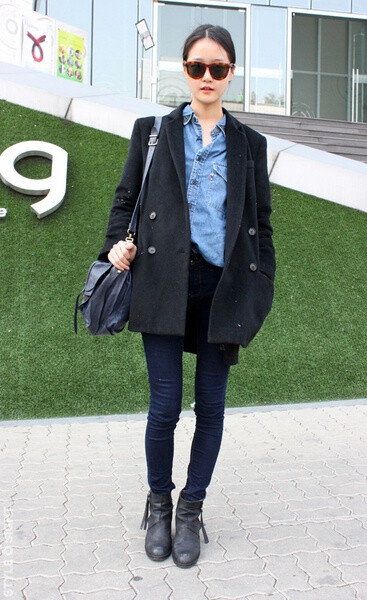 牛仔衬衣配黑色大衣