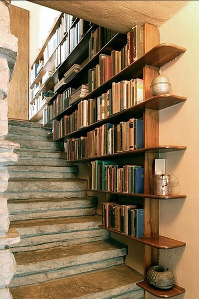 楼梯书架，设计很巧妙