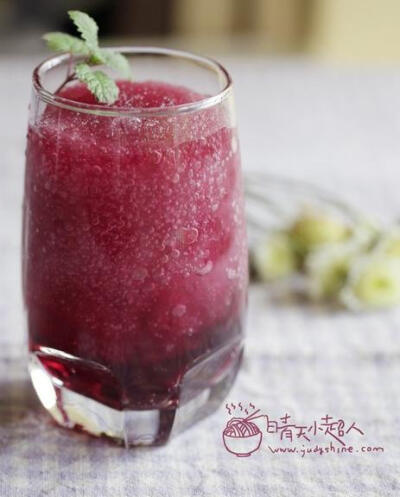 【葡萄紫沙冰】材料：白朗姆45毫升，葡萄汁150毫升，冰块200毫升；做法 1.将朗姆酒倒入搅拌机内2.将葡萄汁倒入搅拌机内3.最后倒入冰块打开电源，粉碎3-4次，打成冰沙状，然后盛入容器即可。