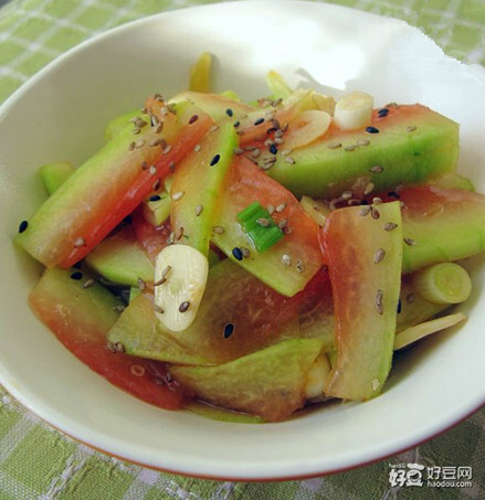 食材：西瓜皮300g、蒜片适量、葱花适量、鲍鱼汁适量、蚝油适量、白醋适量、芝麻适量 做法：1)西瓜，去瓤，留瓜白。2)先调一个浇汁，用蚝油、鲍鱼汁、白醋，就这三样就可以。3)如果喜欢甜一些的话，再放些蜂蜜。4)之后把西瓜白，切片或是切丝，厚度在1.5cm左右就OK了。5)热锅凉油，先将蒜片炒香.6)再将西瓜皮片倒入大火翻炒，之后把上面调好的浇汁倒入.7)撒上一些葱花即可。过程1分钟左右。时间长了，西瓜皮炒老了，就不脆爽了。8)盛出装碗，撒上些熟芝麻即可。