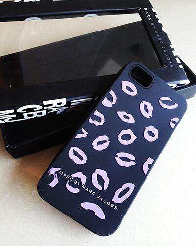 可爱欧美风时尚撞色唇印手机壳／手机套／软壳iphone5 http://item.taobao.com/item.htm?spm=a1z10.5.w4002-3179118903.40.AEParj&amp;id=21981683118