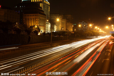 【拍摄夜晚车灯的快门设置】在夜晚或是黄昏拍摄的时候制造出车辆光迹的效果是很重要的。在拍摄移动中的汽车或船时运用不短于10秒的长快门速度可以在你的照片中制造出光线的效果。车头灯可以制造出白色的光线，尾灯则…