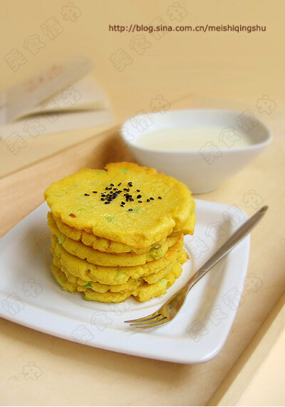 芹菜豆渣饼 豆渣适量、芹菜一小段（用自己喜欢的蔬菜吧）、鸡蛋1个、玉米面少许（加不加都随意）、盐少许、胡椒粉少许。 做法： 1.豆浆打好后过滤出豆渣。豆渣非常细腻，做成各种美食后口感会非常好。 2.芹菜切末…