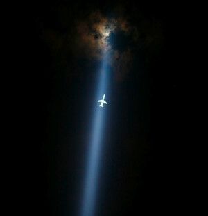 飞机中一道光。。。