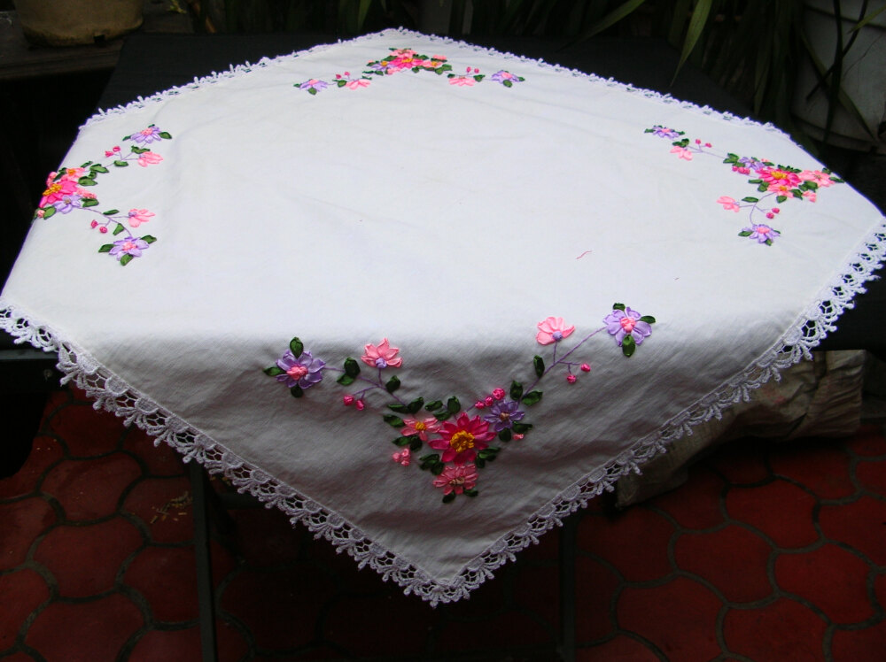 自己做的图纸绣的丝带绣桌布，底布为纯棉加厚底布，尺寸：120*120CM，可用圆形或方形茶几，也可作空调巾