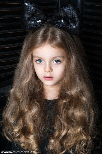 米兰·库尔尼科娃(Milana Kurnikova)，俄罗斯人，精灵一般标致灵巧的孩子，2012年以来，迅速走红网络，是时下最红的童装小模特儿。欧美童星 圣彼得堡的小模特 小天使 天使般的小孩