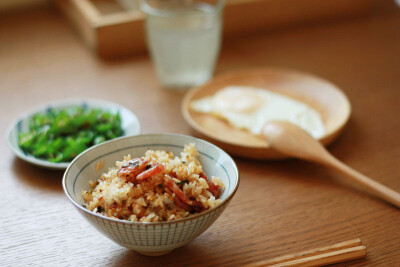 腊味煲仔饭,酱油辣椒圈，太阳蛋，柠檬冰水 。快速解决一人午饭 …#堆手作#