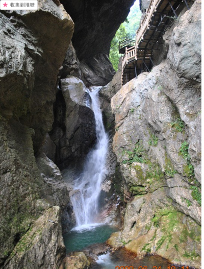 一眼山泉石间流