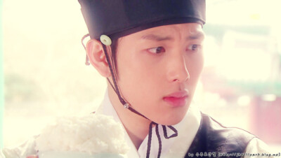 拥抱太阳的月亮