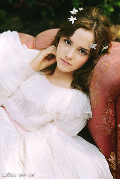 艾玛・沃特森 (Emma Watson) 天生就具有着一股知性优雅的气质，婉约可人。凭借在《哈利波特》中饰演“小魔女赫敏”成为全球青少年的偶像。