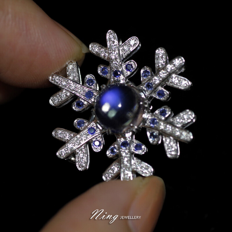 NingJewellery18K月光石镶蓝宝石钻石 胸针吊坠两用款 http://item.taobao.com/item.htm?spm=a1z10.1.w4004-61803132.2.6oJIeN&amp;id=19907346533