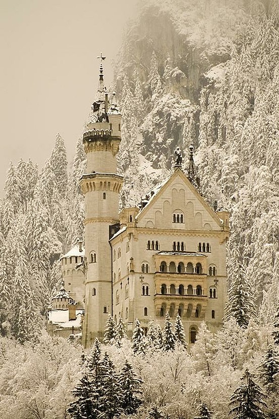 【德國新天鵝堡Neuschwanstein Castle】，這座城堡是巴伐利亞國王路德維希二世建造，位在德國巴伐利亞省福森市，在德國東南與奧地利的邊界上，城堡就蓋在隸屬阿爾卑斯山山脈一個近一千公尺高的山頂上新天鵝堡的外型也激發了許多現代童話城堡的靈感，包括美國加州迪士尼樂園和香港迪士尼樂園的睡美人城堡。  