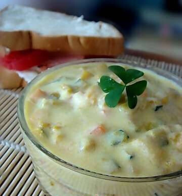 【芝士香浓南瓜汤】1. 南瓜切丁不去皮，胡萝卜切丁，牛奶和芝士片准备好2. 将牛奶、南瓜粒、胡萝卜粒全部倒入锅中3. 按蒸饭键加热4. 待将南瓜煮熟后，放入芝士片（喜欢芝士味重的可多放）5. 待芝士片全部融入汤…