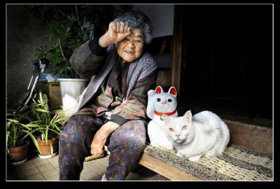 祖母对她的猫说，“我们永不分开”。他们一起生活在一个小小的世界里，互相尊重，给予对方平等的爱。