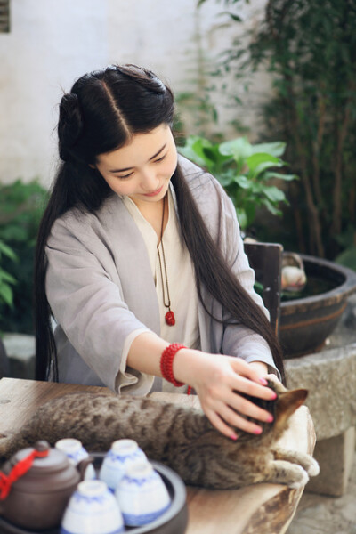 芙蓉如面柳如眉，对此如何不泪垂。