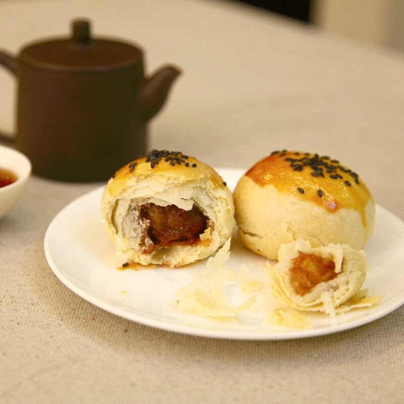 酥松绵香苏式鲜肉月饼 每当中秋前夕，总要去真老大房买鲜肉月饼，记得排队最长的一次是世博会刚刚开好，因为有了看世博4-5个小时排队垫底所以3个多小时的队伍就不算什么了，可是想到年年要去排队总是有点发慌 闺蜜从小长在山东，却偏爱苏式糕点，也是被她念叨的今年决定做一次，成就成不成只好再去排队….网上找了个配方再自己改良了下，做出的鲜肉月饼层次分明，酥松绵香，一口咬下去酥皮扑簌簌掉了一地…….吃货闺蜜大叫绝对胜过老大房 熟普加了一片西柚皮顺滑中有点西柚香还有一点点的苦味正好解腻又助消化，今天的下午茶是中式的