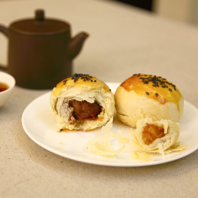 酥松绵香苏式鲜肉月饼 每当中秋前夕，总要去真老大房买鲜肉月饼，记得排队最长的一次是世博会刚刚开好，因为有了看世博4-5个小时排队垫底所以3个多小时的队伍就不算什么了，可是想到年年要去排队总是有点发慌 闺蜜从…