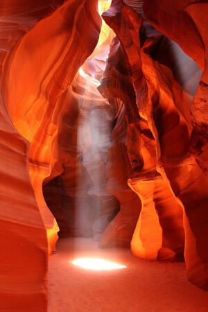 羚羊峡谷（Antelope Canyon）是世界上著名的狭缝型峡谷之一，也是知名的摄影景点，位于美国亚利桑纳州北方。