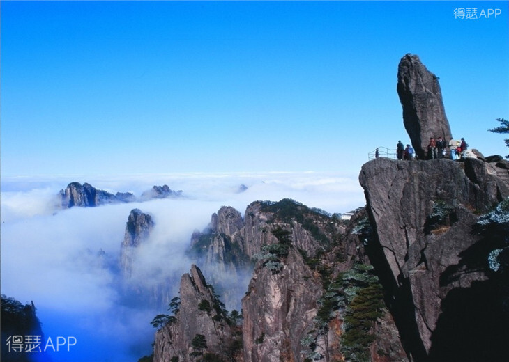 1.黄山:黄山奇天下 黄山山体伟特，玲珑巧石，万姿千态。誉称“天开图画”，以伟奇幻险著称。“莲花”、“光明顶”、“天都”三大主峰，均海拔1800米以上，鼎足而三，高耸云外，称为“三天子都”。这里春、夏、秋、冬四季景色各异，无愧“人间仙境”之美誉。