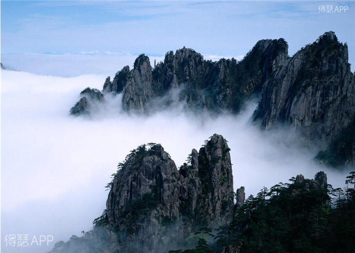 10.衡山：南岳风光秀 衡山，又名南岳，是我国五岳之一，衡山七十二群峰，层峦叠嶂，气势磅礴，素以「五岳独秀」、「宗教圣地」、「文明奥区」、「中华寿岳」著称于世。祝融峰之高、藏经殿之秀、水帘洞之奇、方广寺之深堪称“衡山四绝”；春观花、夏看云、秋望日、冬赏雪为“衡山四季佳景”。