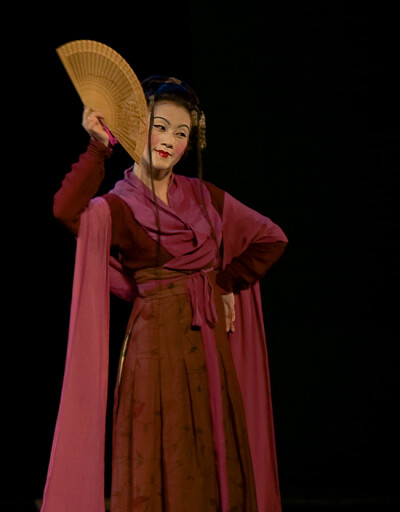 宋代女子街头散步