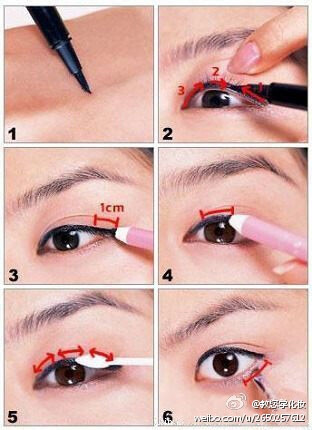 教你畫眼線技巧 1、下筆輕，可以避免畫出過(guò)重過(guò)粗；2、采用“漸進(jìn)式”重疊上色畫法，慢慢地描繪眼線；3、輕輕撲一層粉底或蜜粉，讓眼線妝效持久不易暈開；4、如果擔(dān)心自己技術(shù)不精，可以不畫下眼線，以免將整顆眼睛…