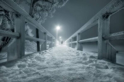 孤独和寂寥其实是人生的另一种宁静。丨来自芬兰摄影师Mikko Lagerstedt。