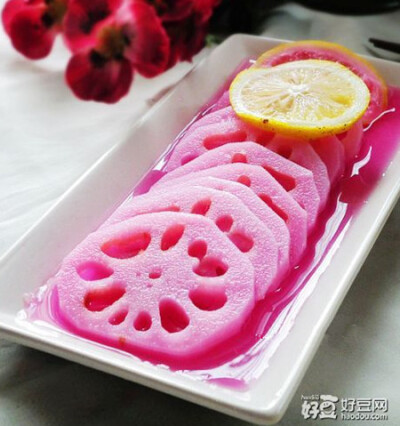 柠檬胭脂藕 食材：莲藕200g、柠檬1个、紫甘蓝80g、糖30g 做法：1)紫甘蓝洗净、切小片2)放进料理机中，加入适量的白开水，打碎过滤后取汁。3)挤入柠檬汁，再加入两片柠檬片。4)很神奇吧，变成粉红色的汁了，加…