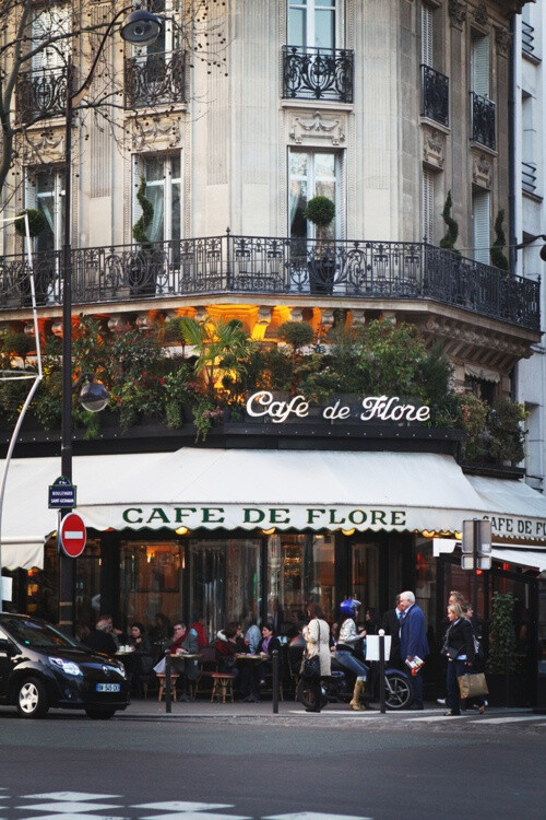 花神咖啡，据说每天都会被挤爆的全巴黎最著名咖啡馆。