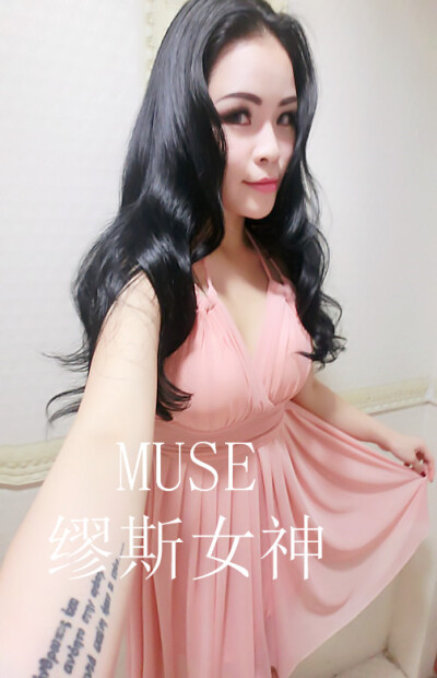 MUSE 性感绑脖深V修身a摆百褶显瘦连衣裙