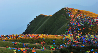 五万人武功山扎帐篷——2013年9月14日，中国武功山国际户外帐篷节上，来全国20多个省市的户外爱好者和驴友们，有四五万人参加。 色彩斑斓的帐篷满山遍布，颇为壮观，你是否也想加入他们呢？